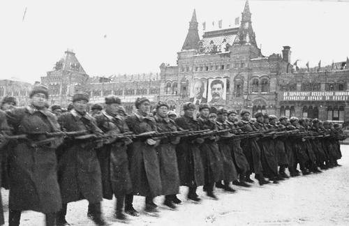 Минобороны РФ опубликовало архивные документы о проведении парада на Красной площади 7 ноября 1941 года