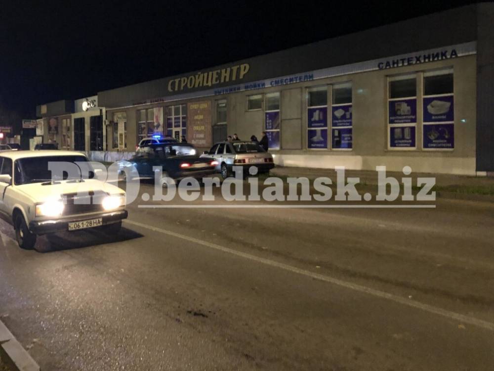В Бердянске Ford при попытке избежать столкновения с авто снес забор