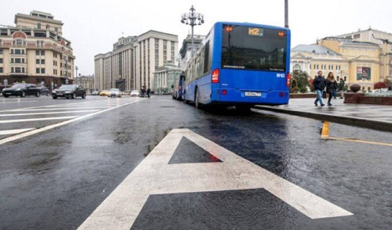 Водителям в Москве запретили ездить по выделенной полосе даже по выходным