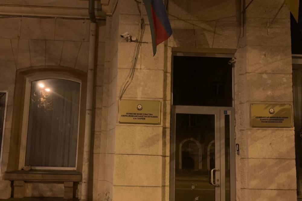 В Харькове неизвестные обстреляли азербайджанское посольство: фото и видео момента обстрела