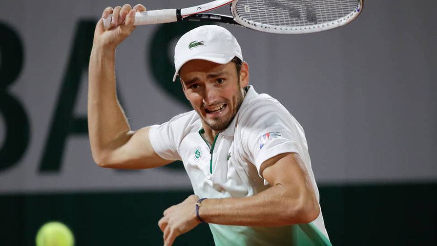 Медведев вышел в финал теннисного турнира в Париже