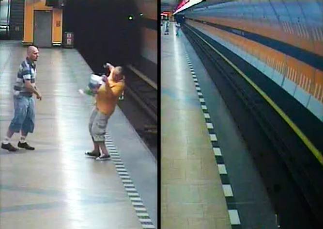 Видео: в пражском метро неизвестный столкнул пассажира на рельсы