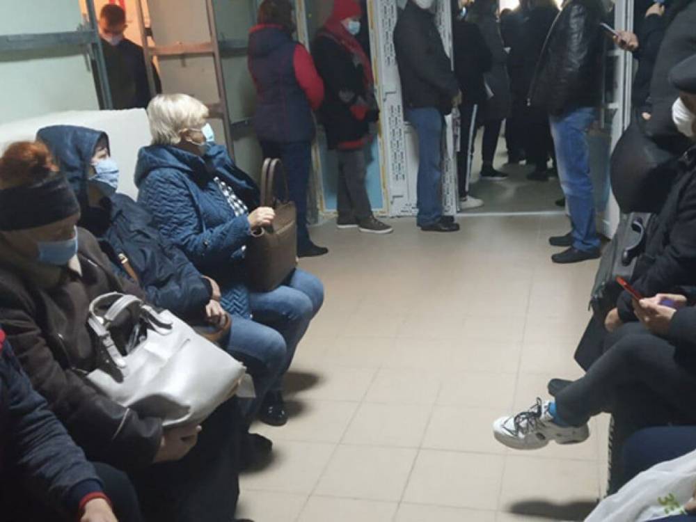 Вопреки здравому смыслу: в запорожской поликлинике в коридоре собралась толпа желающих сделать ПЦР-тест