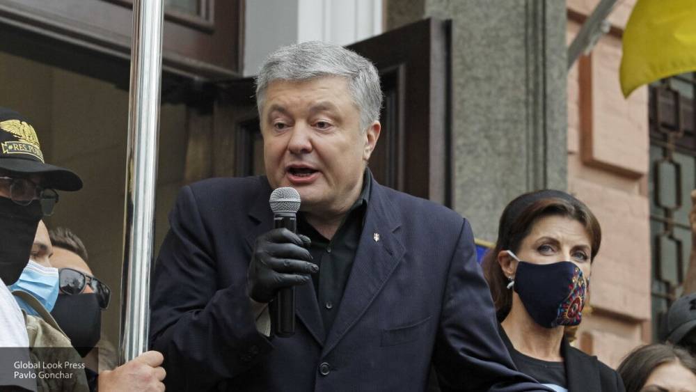 "Из запоя вышел, в сознание не пришел": в Сети осадили Порошенко