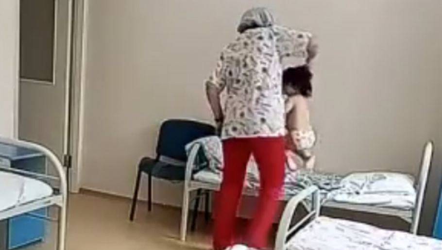 «Это ужасно». В больнице медсестра схватила ребенка за волосы и швырнула на кровать
