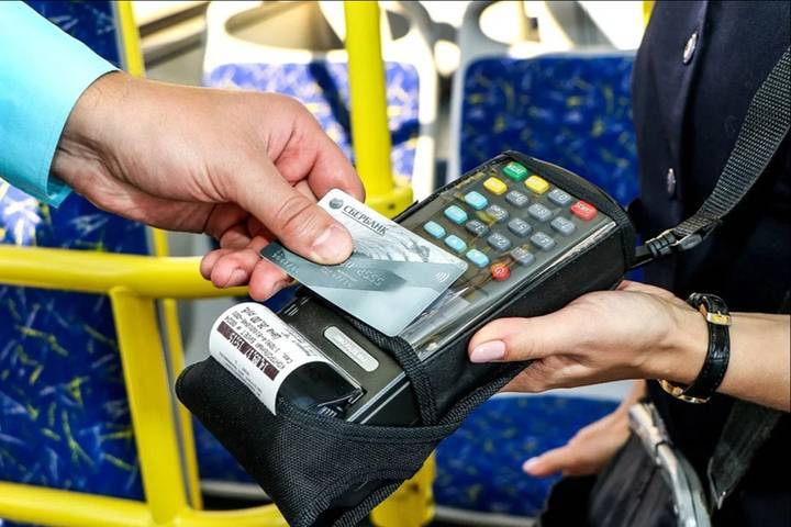 Безналичка пошла в народ: в Костроме каждый третий пассажир расплачивается банковской картой