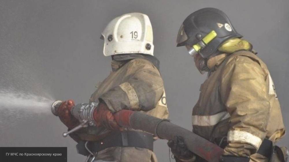 Огонь уничтожил склад парфюмерии в Екатеринбурге