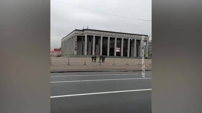 В центре Минска стягивают силовиков и бронетехнику перед новой акцией протеста
