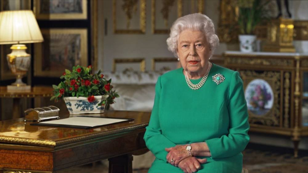 Британская королева впервые появилась на публике в маске