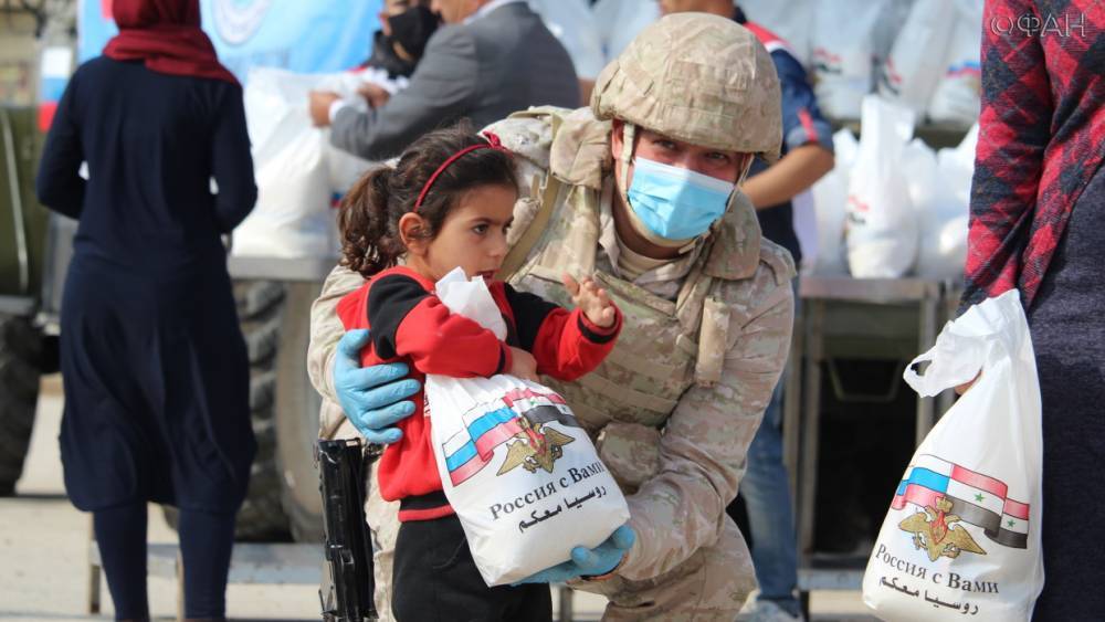 Российские военные привезли помощь для беженцев из сирийского Идлиба