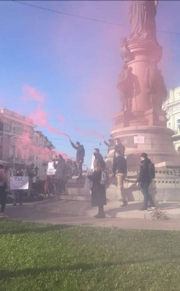 Украинские националисты на митинге в Одессе потребовали снести...
