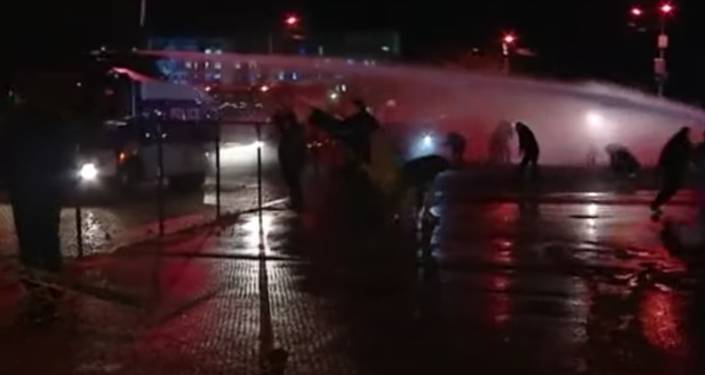 Как полиция применила водометы против протестующих у ЦИК Грузии - видео