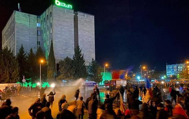 В Тбилиси протестующих разгоняли водометами