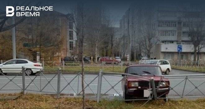 Соцсети: в Казани водитель врезался в забор и оставил машину на месте аварии