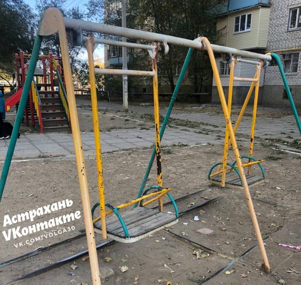 В Астрахани 10-летний ребенок пострадал на детской площадке