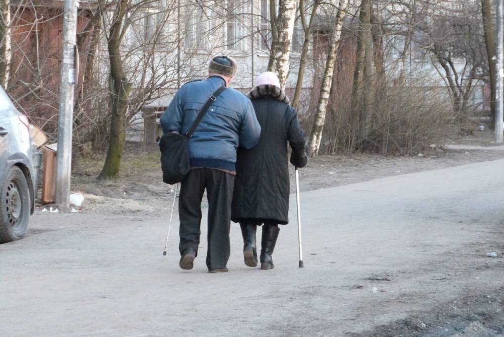 В России предложили блокировать социальные карты людей старше 65 лет