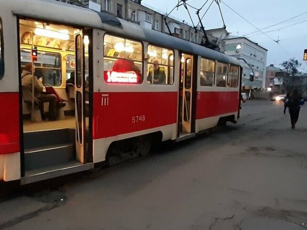 В киевском трамвае спор о ношении масок перерос в драку между двумя пассажирками