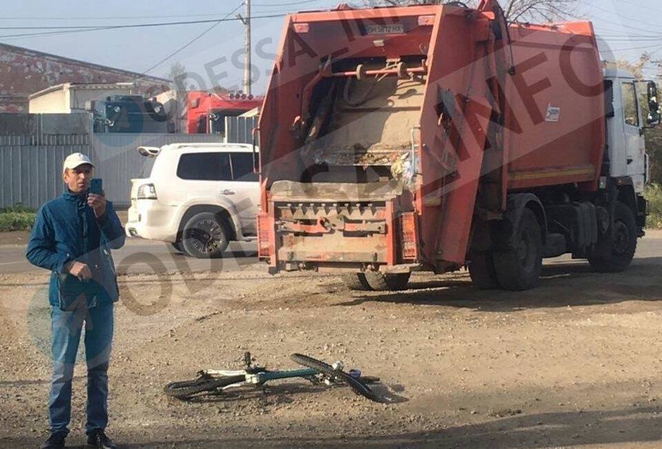 В Одессе мусоровоз сбил 8-летнего ребенка