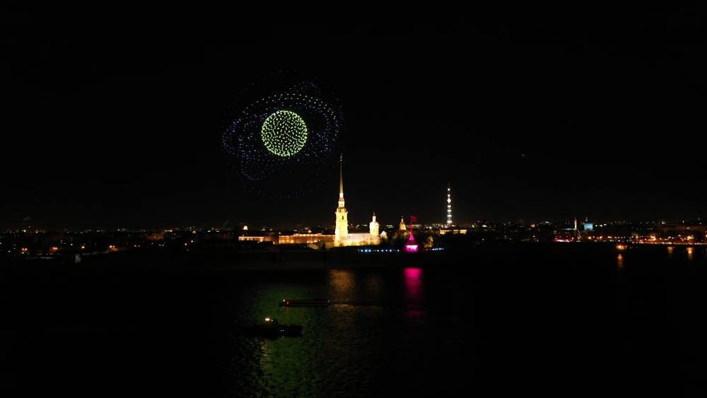 Световое шоу дронов прошло в Санкт-Петербурге.