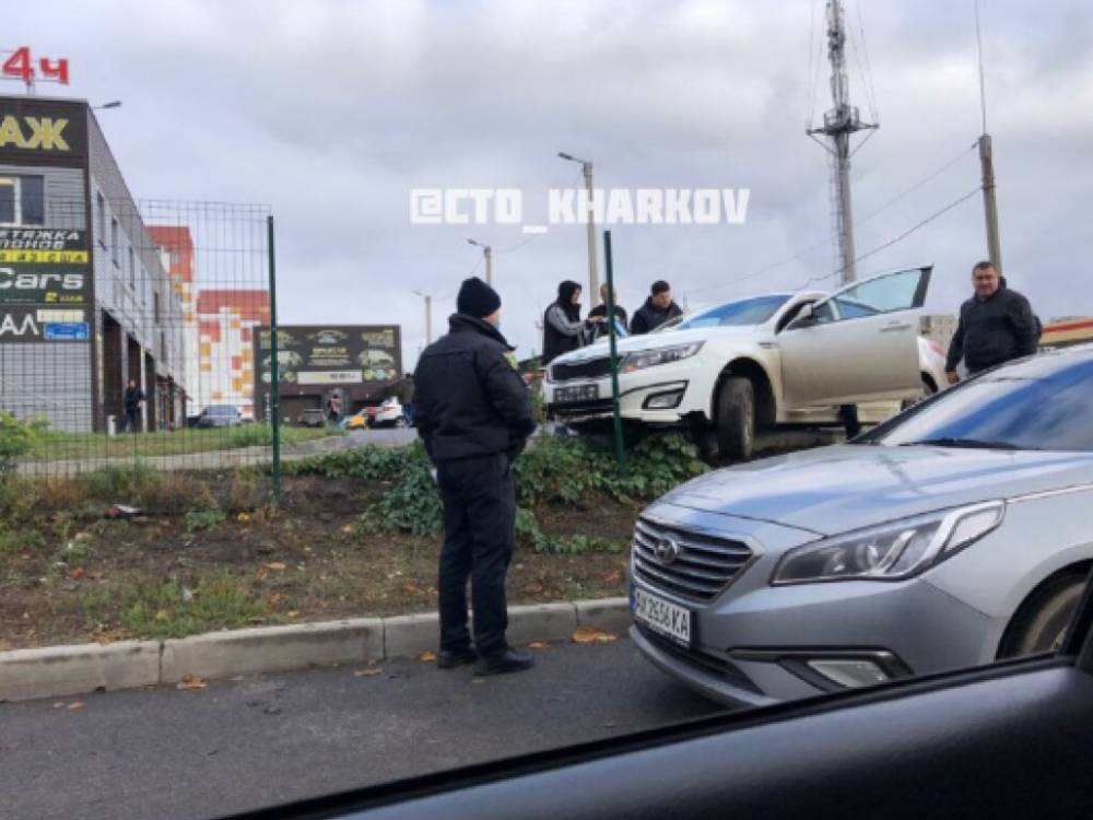 В Харькове автомобиль проехал вылетел с дороги и оказался на пригорке