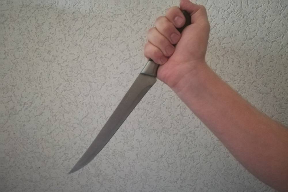 В Орске знакомый ударил женщину ножом