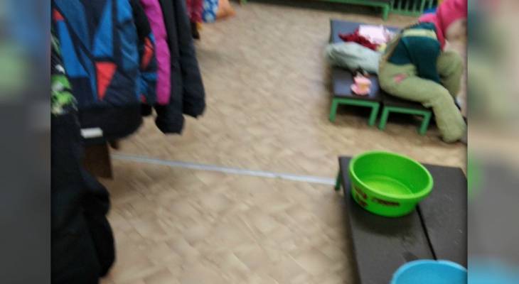 Штукатурка падает на головы детей: показали фото "адского" детсада под Ярославлем
