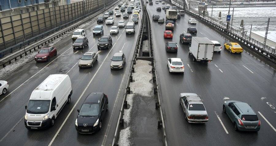 Водителей предупредили об опасности на столичных дорогах в первый день зимы