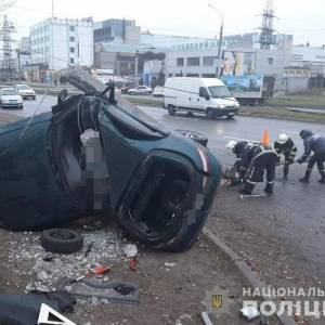 Полиция устанавливает обстоятельства смертельной аварии в Коммунарском районе Запорожья. Фото