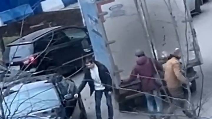 Водитель BMW обстрелял мужчину за рулем фургона в центре Москвы