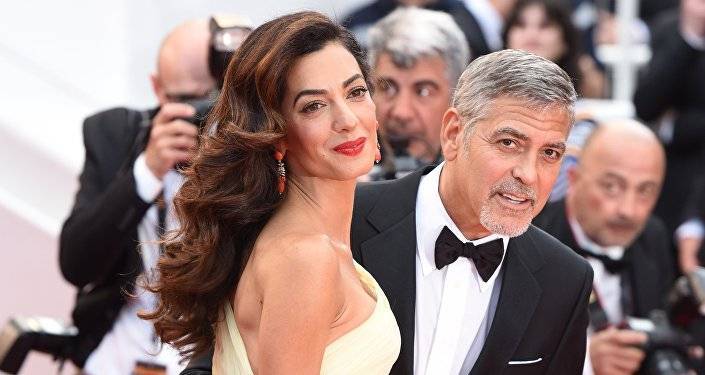 "Я чуть не вывихнул бедро, пока она думала": как Джордж Клуни делал предложение Амаль