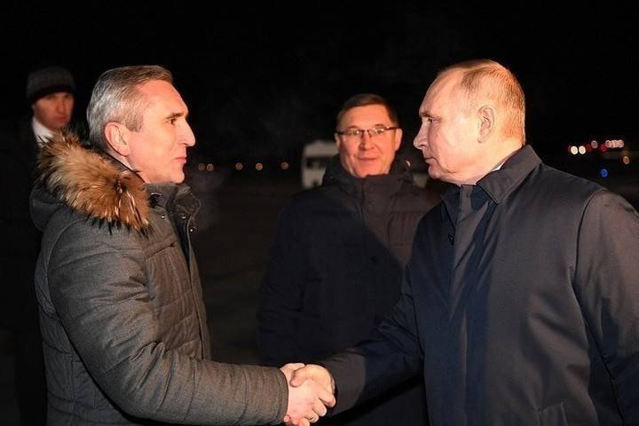 Путин прилетел в Тобольск без шапки и маски
