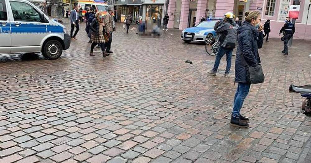 В Германии внедорожник на полном ходу давил людей на пешеходной зоне