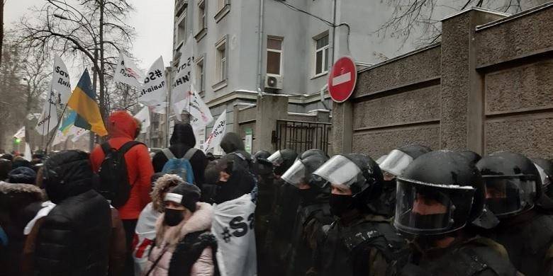 Участники акции SaveФОП под Радой перекрыли проезд депутатам, начались столкновения с полицией — видео