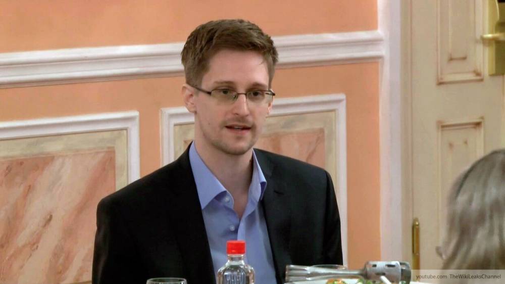 Сноуден собирает необходимые для получения гражданства РФ документы