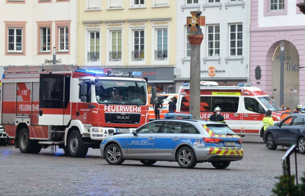 В Германии автомобиль влетел в толпу людей: 4 погибших и много раненых
