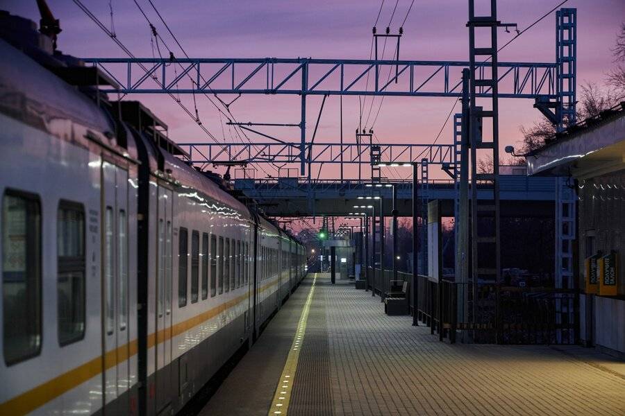 Мужчина погиб под колесами поезда около станции Подольск