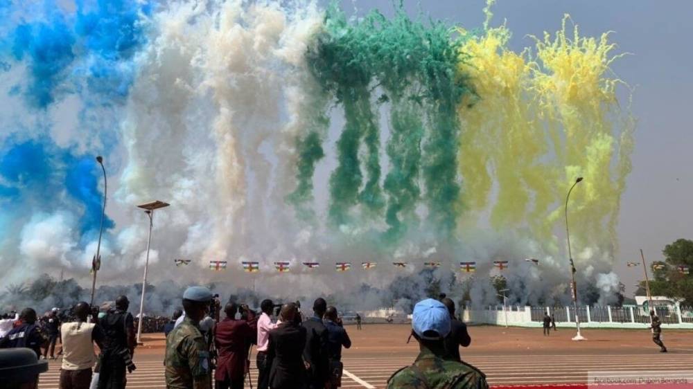 Завершение футбольного матча за Кубок Президента ЦАР празднуется в Банги