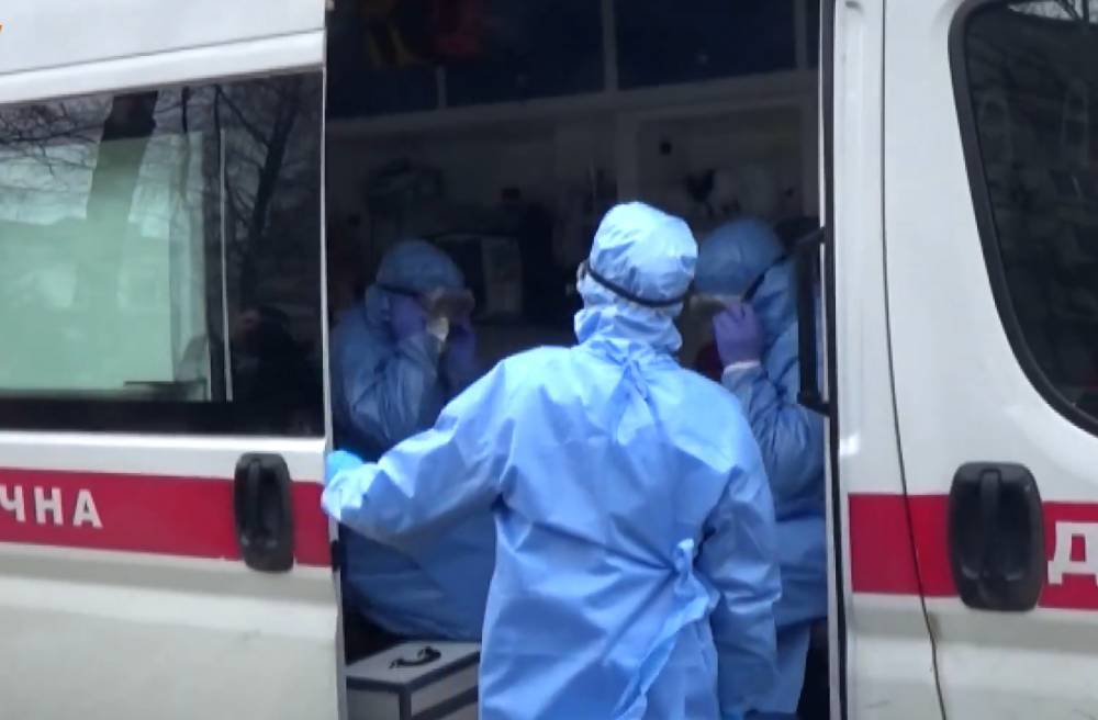 Рискуют не зря: Кабмин защитит студентов-медиков, работающих с "коронавирусными" больными - что обещают