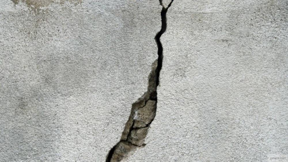Несколько школ в Иркутске "треснули" после землетрясения