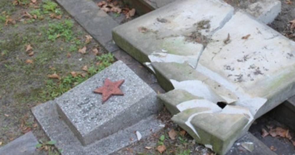 В литовском Обяляе неизвестные осквернили могилы советских воинов на братском кладбище