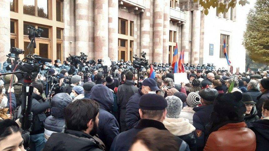 Задержания участников митинга начались у здания правительства Армении