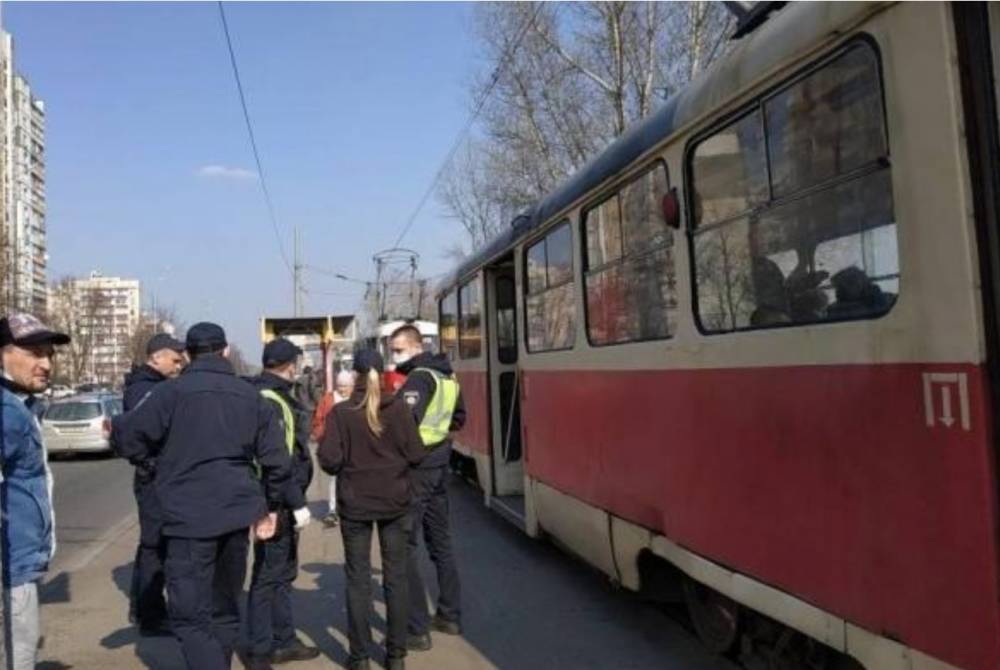 "Парк зато красивый": трамваи Харькова "чинят" с помощью веревок, фото ремонта