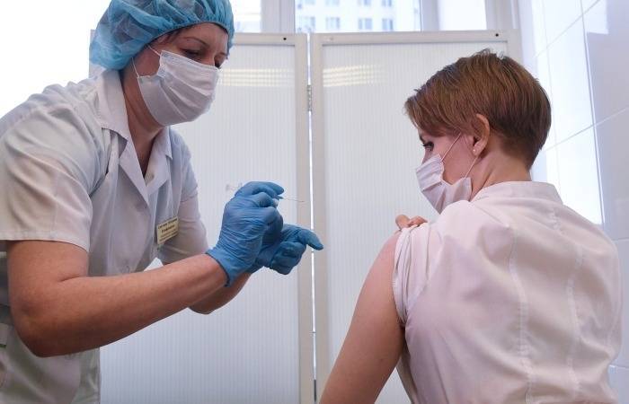 Вакцинация медиков от коронавируса возобновилась в Новгородской области