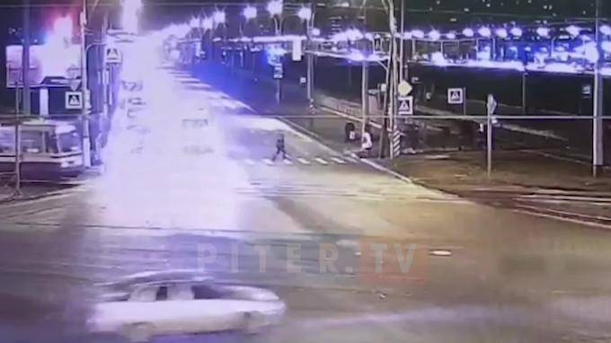 Видео: ДТП на перекрестке улицы Маршала Жукова и Петергофского шоссе