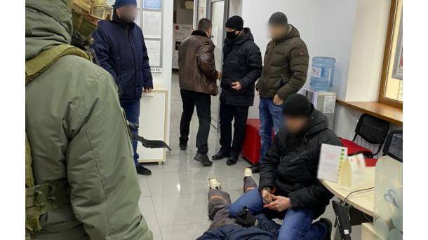 В банке Мариуполя мужчина с ножом захватил трех заложников и угрожал взорвать здание: его задержали