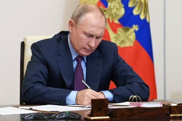 Владимир Путин обязал чиновников отчитаться о цифровых финансовых активах