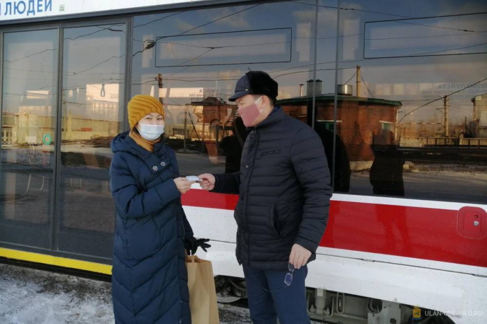 Мэр Улан-Удэ подарил волонтерам бесплатный проезд в трамвае