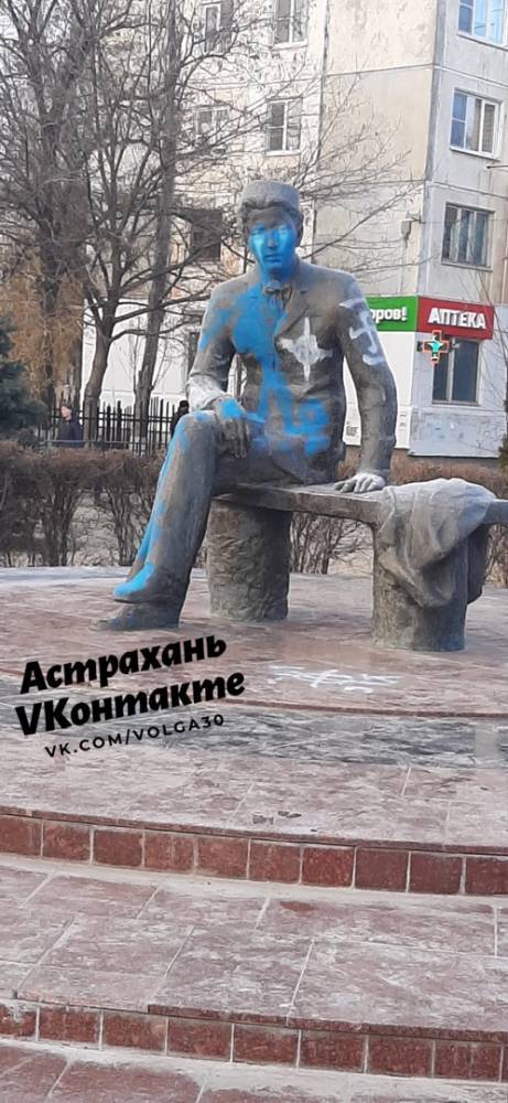 В Астрахани разрисовали памятники ученому и поэту