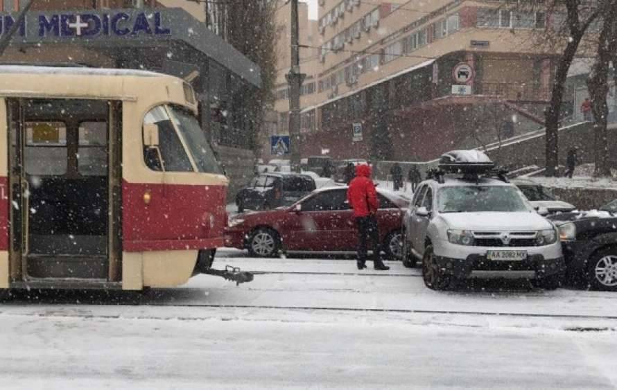 В Киеве затруднено движение всех видов транспорта