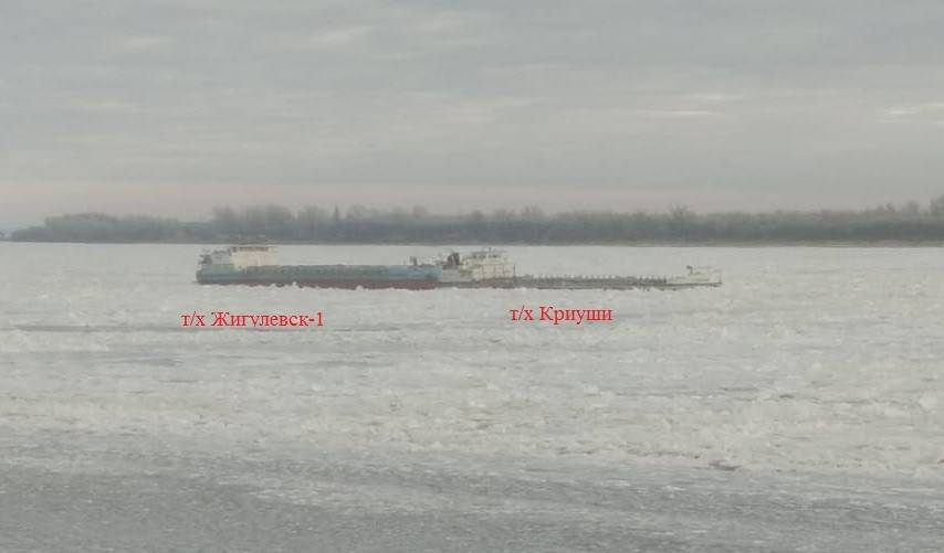 В Астраханской области спасают застрявшее в ледяных торосах аварийное судно